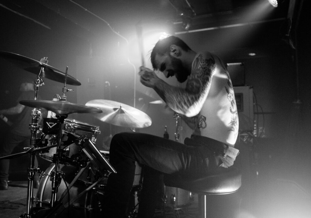 Fred performing with De Mal en Pire